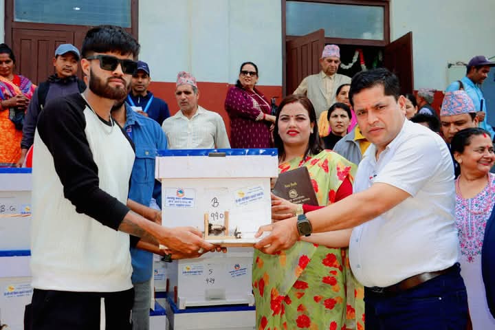 गल्याङ नगरपालिका द्वारा मौरी को घार वितरण कार्यक्रम सम्पन्न"
