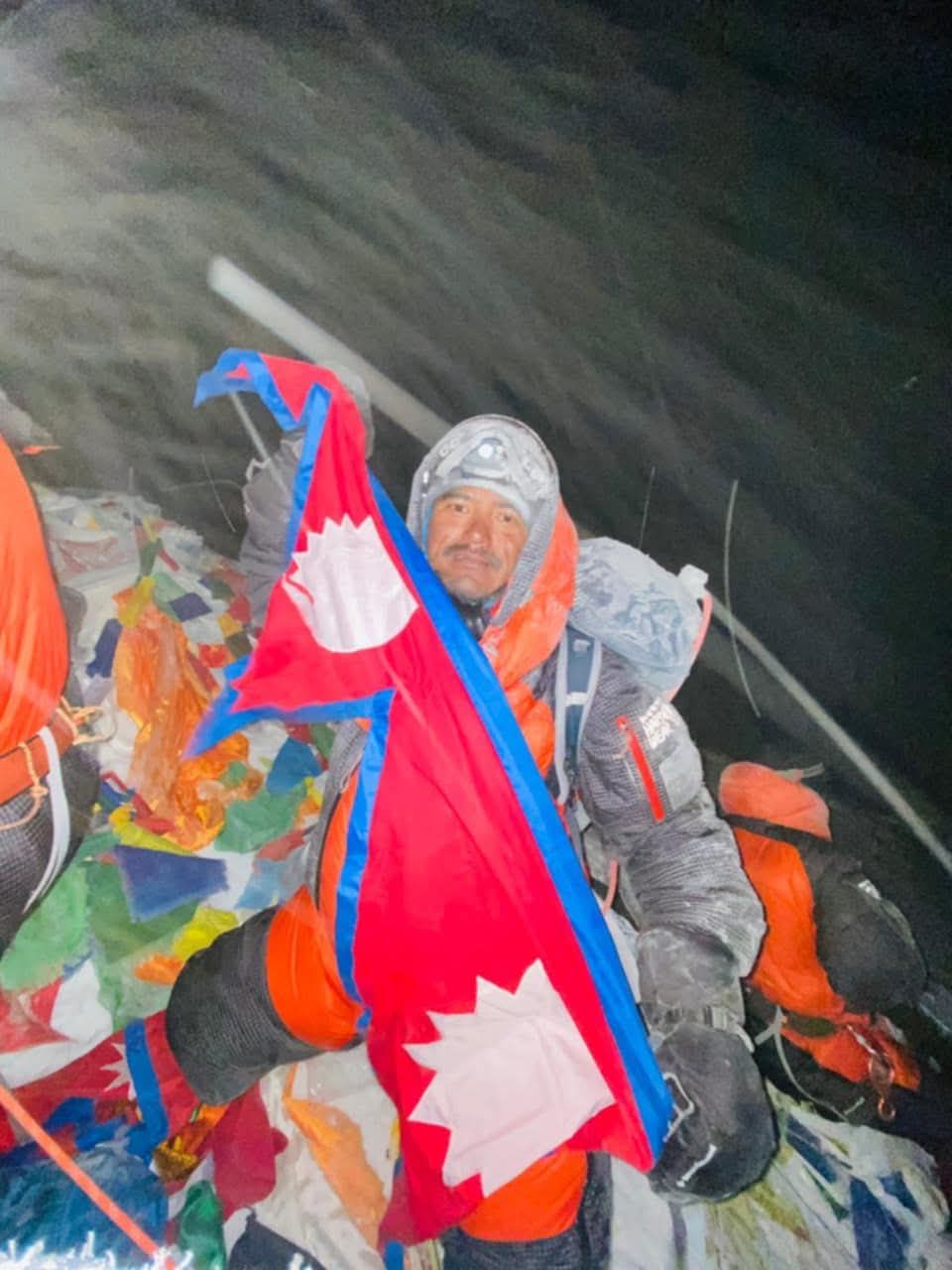 स्याङ्जा वालिङका कुँवरले गरे सगरमाथा र लोहोत्सेको सफल आरोहण 