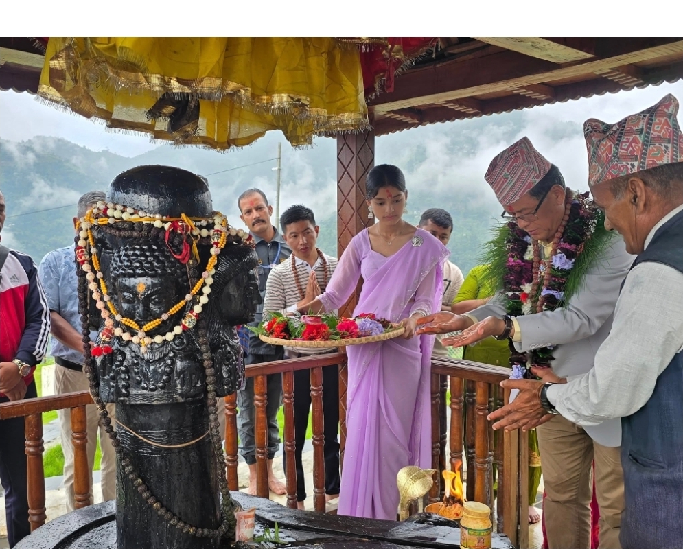 जन्मभूमिको नवग्रह मन्दिर दर्शन गर्न पुगे धनराज गुरुङ