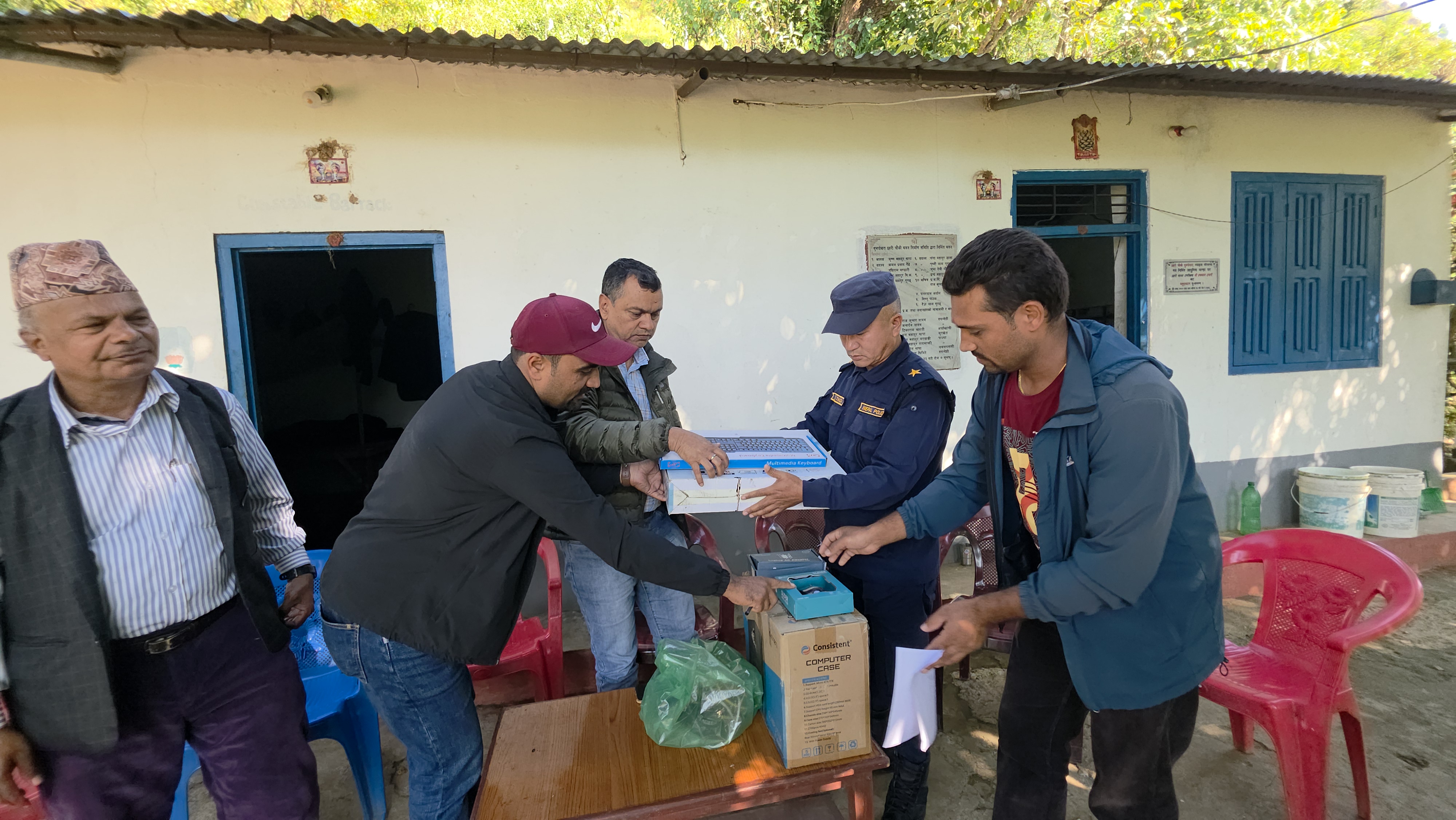 झोलुङ्गेबजार प्रहरी चौकीलाई कम्प्युटर र भित्ते घडी हस्तान्तरण