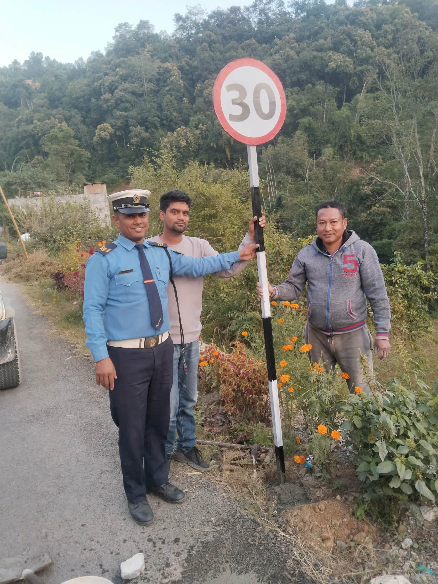 दुर्घटना न्यूनीकरणका लागि वालिङमा ‘स्पिड लिमिट’ बोर्ड जडान