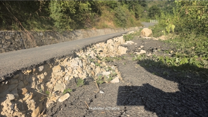 पिपलटारी-झोलुङ्गे सडक असारमा काम सकियो श्रावणमै ध्वस्त