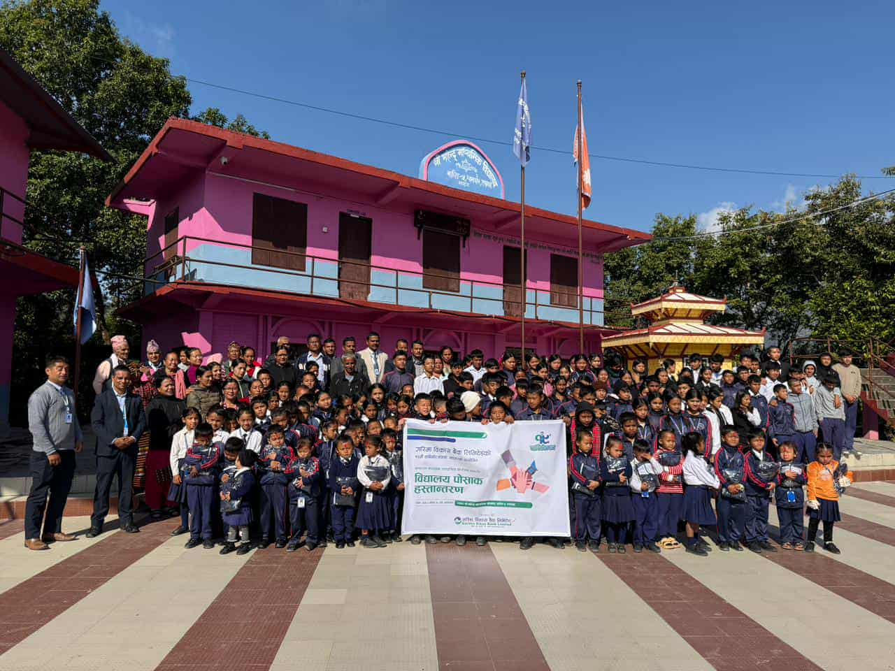 गरिमा विकास बैंक मिर्दी शाखाद्वारा श्री महेन्द्र मावि, जगत भन्ज्याङका विद्यार्थीलाई ट्र्याक सुट वितरण