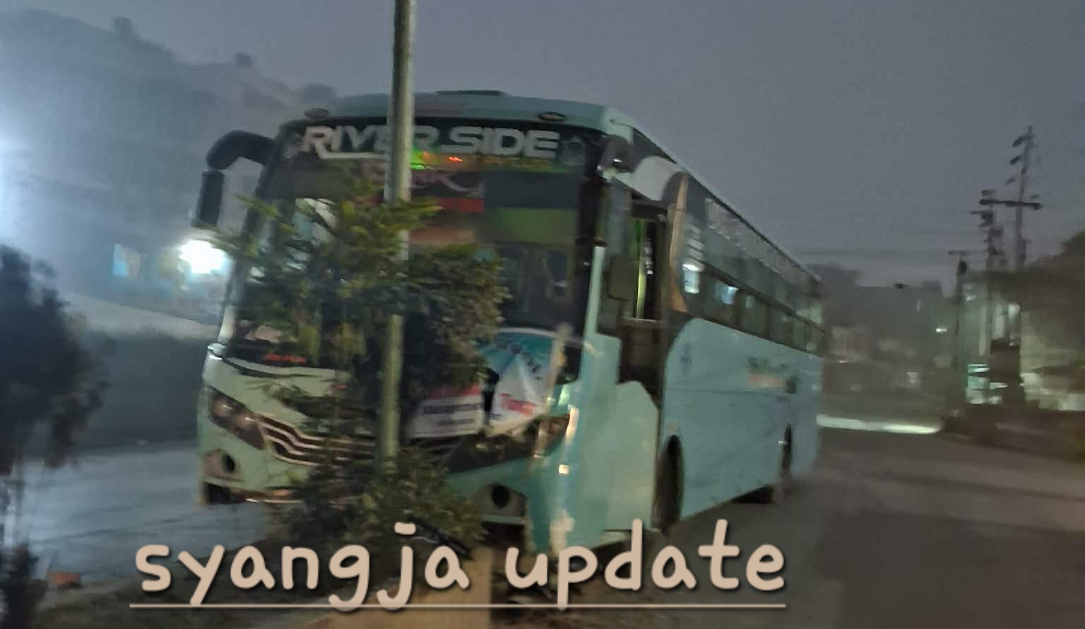 स्याङ्जामा बत्तीको पोलमा ठोक्कियो भ्रमण बस: ५७ यात्रु सकुशल, सिद्धार्थ राजमार्ग जोखिममा