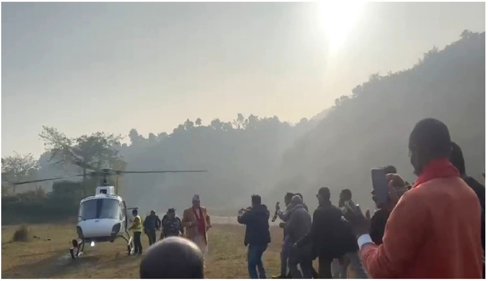 जनताका पदयात्री, नेताका आकाशयात्री : वनभोज खान 'आकाशे गाडा' चढेर सिरहा पुगे मुख्यमन्त्री