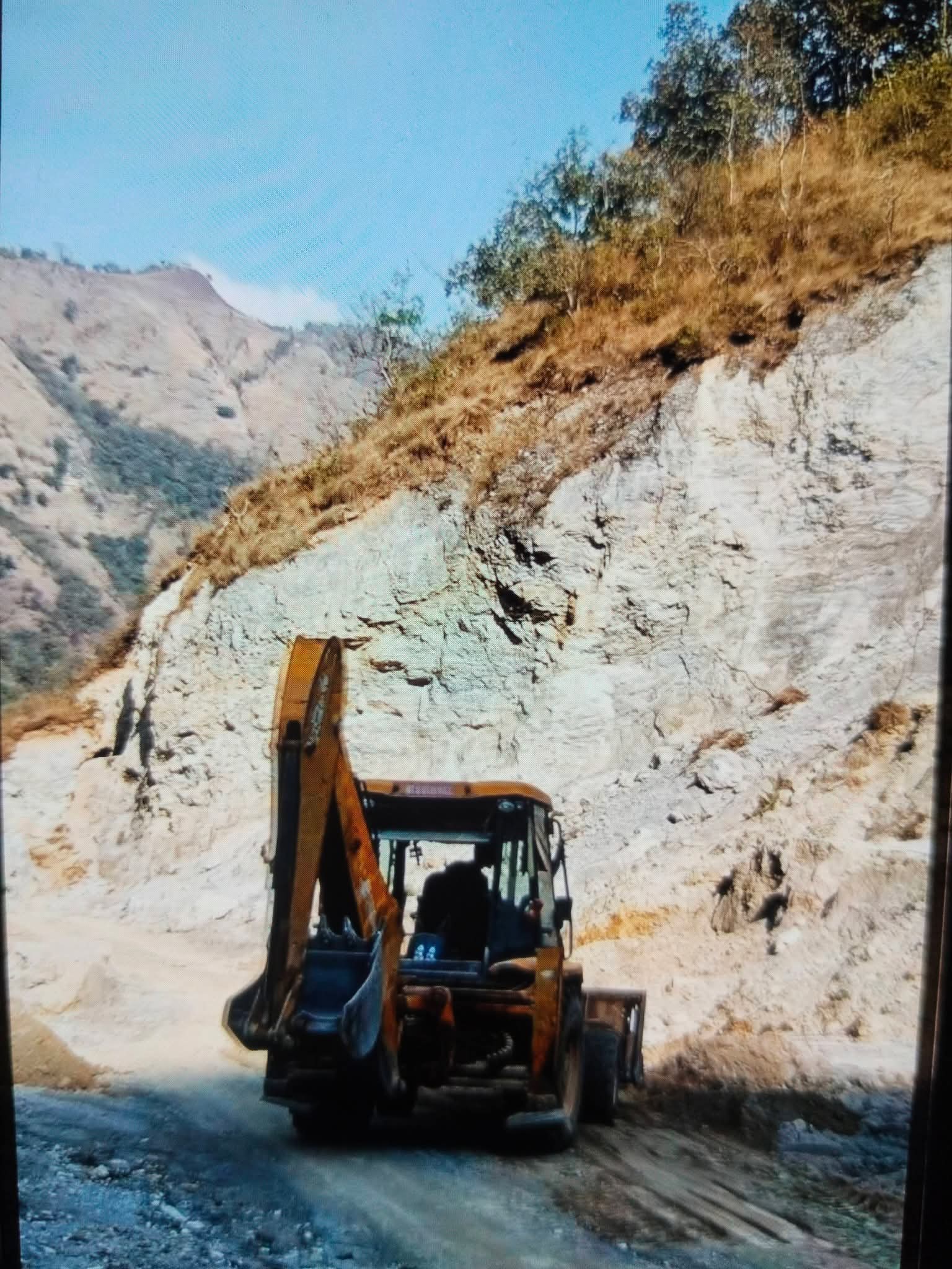 वालिङ-१२ डुम्रेभन्ज्याङ क्षेत्रमा दोहनको आतङ्क, जनप्रतिनिधि र कर्मचारीको ‘सेटिङ’ मा प्राकृतिक स्रोतको लुट !