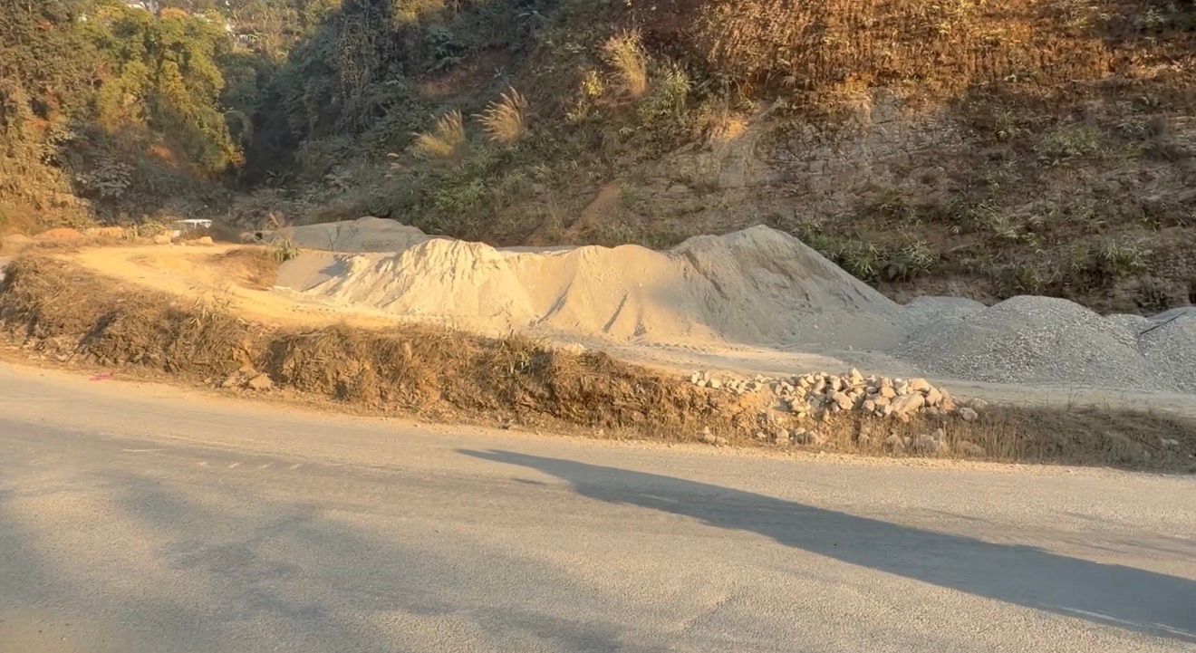 गल्याङको अलपत्र बसपार्क: बजेट बालुवामा पानी, सडकमा पार्किङ गर्दा बजार अस्तव्यस्त