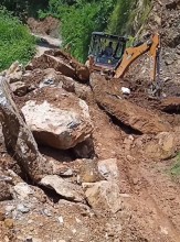 वालिङ-हुवास सडक खण्डको दुर्दशाः एक महिना भन्दा बढी बन्द गरेर पनि  निर्माण सम्पन्न भएन बाटो अवरुद्ध, स्थानीय मारमा