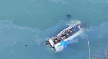 रामेछापको मन्थलीमा गाडी दुर्घटना,तामाकोसीमा खस्यो गाडी