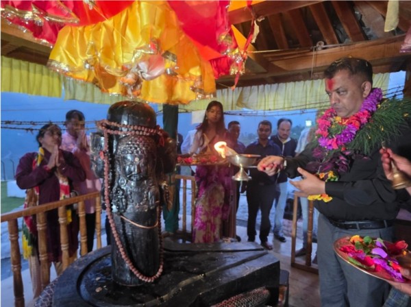 काङ्ग्रेसका महामन्त्री पुगे नेपालकै पहिलो नवग्रह मन्दिरमा
