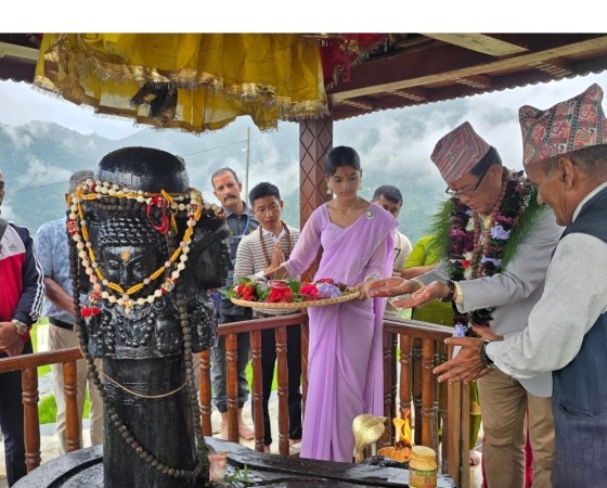 जन्मभूमिको नवग्रह मन्दिर दर्शन गर्न पुगे धनराज गुरुङ