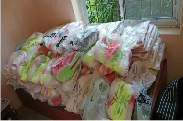 अवैध रुपमा ओसारपसार गरिएका Nike, Jordan जुत्ता र कुर्था बरामद