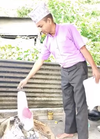 मणि गैरेद्वारा पार्टीको झण्डा जलाएर एमाले परित्यागको घोषणा