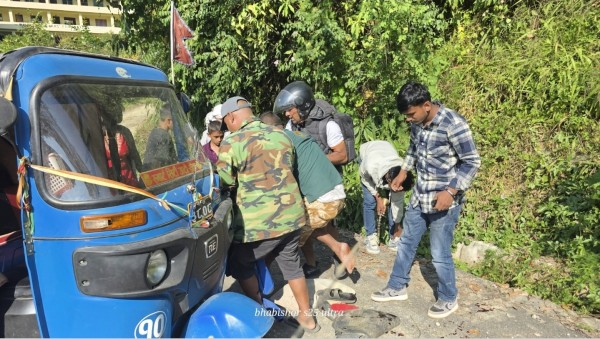 बायाँखोला-वालिङ सडक खण्डमा अटो दुर्घटना, दुई घाइते