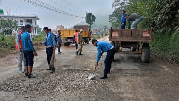 सडक विभागलाई गम्भीर प्रश्न: स्याङ्जाको नेतृत्व बेकामे, दुर्घटना न्यूनीकरणका लागि आफैं खाल्डाखुल्डी पुर्दै नेपाल प्रहरी र ट्राफिक प्रहरी