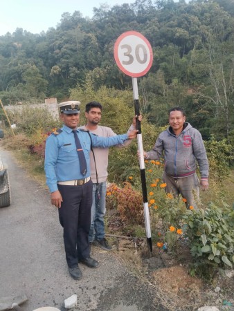 दुर्घटना न्यूनीकरणका लागि वालिङमा ‘स्पिड लिमिट’ बोर्ड जडान