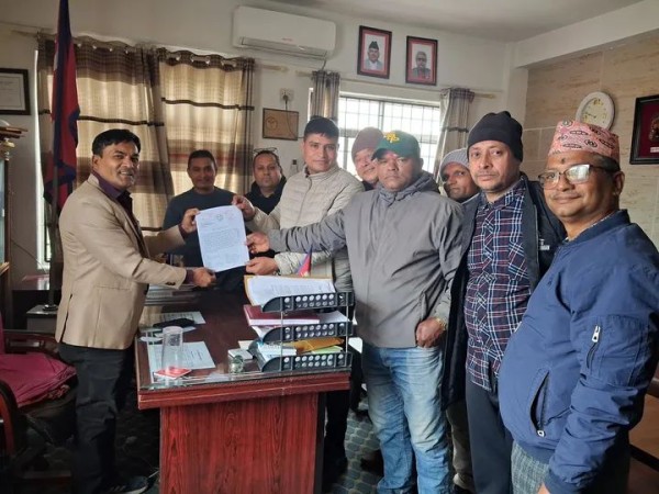 नगर प्रमुखलाई ज्ञापनपत्र : वालिङका व्यवसायी र स्थानीयद्वारा बैङ्कको ज्यादती रोक्न माग