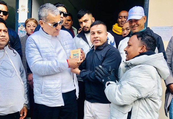 ​'एक घर, एक गीता' अभियानमा जुट्यो बिश्व हिन्दु युवा संघ स्याङ्जा; दुर्गा प्रसाईंलाई गीता हस्तान्तरण