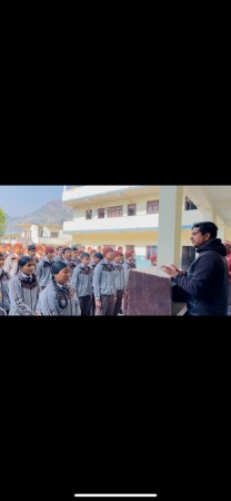 जन्मदिनको अवसरमा कक्षा १० का विद्यार्थीलाई १०० गीता वितरण