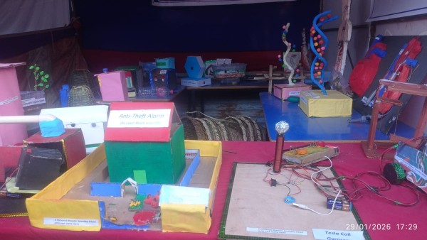 वालिङ महोत्सवमा पूर्णामृत भवानीको ‘शैक्षिक धमाका’: ढुङ्गाको कलादेखि डोको बुनाइम्मै दर्शकको भीड!